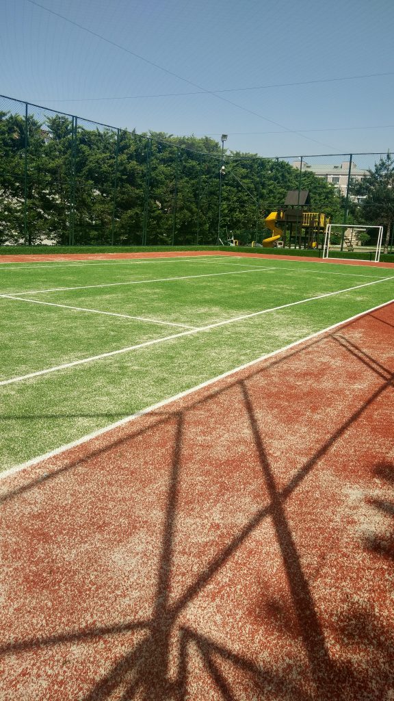 Suni çim tenis kortu